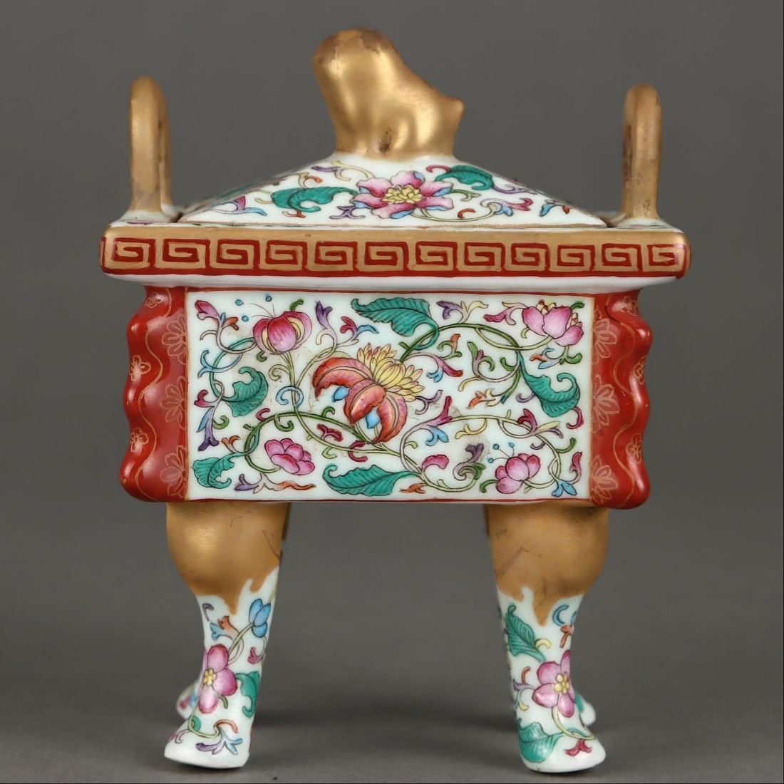 A fine Qing Dynasty famille rose square ding: Qing Dynasty Famille Rose Square Ding Cauldron SIZE: H:10.5cm W:8cm (The Dimensions Of All Batches Are Manually Measured.If You Need More Detailed Information, Please Contact Our Customer Service Befo