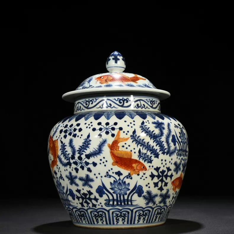 A fine Ming Dynasty Jiajing blue-and-white alum red fish and algae pattern general jar: Ming Dynasty Jiajing blue-and-white alum red fish and algae pattern general's jar SIZE: 33x25cm (The Dimensions Of All Batches Are Manually Measured.If You Need More Detailed Information, Please Conta