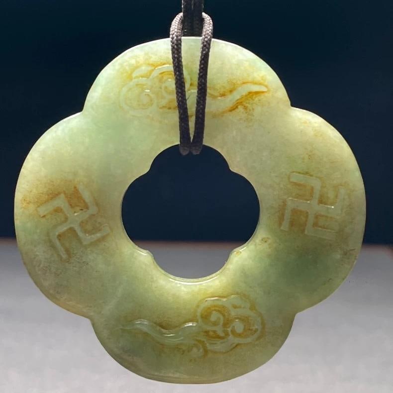 A beautiful Qing Dynasty jade pendant: Qing Dynasty jadeite pendant SIZE: 5.5x0.52cm (The Dimensions Of All Batches Are Manually Measured.If You Need More Detailed Information, Please Contact Our Customer Service Before Bidding.)