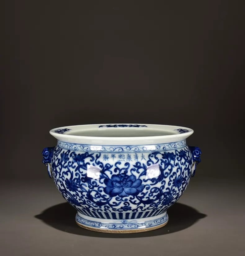 A fine Qing Dynasty Kangxi blue-and-white jar with entwined peony patterns: A Qing Dynasty Kangxi blue-and-white jar with entwined peony patterns SIZE: 20x34cm (The Dimensions Of All Batches Are Manually Measured.If You Need More Detailed Information, Please Contact Our Custo