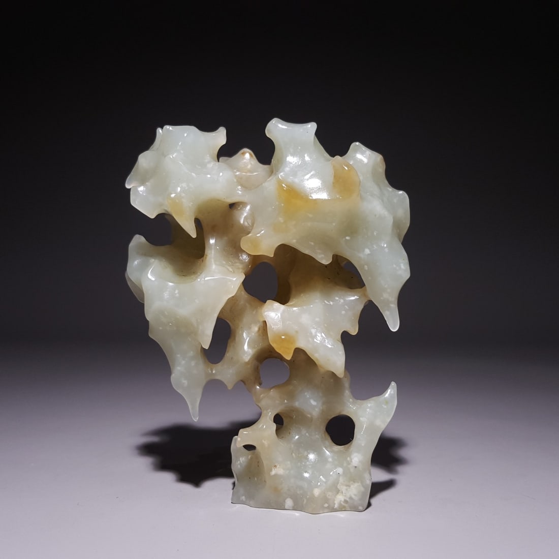 A beautiful Qing Dynasty Hetian jade ornament (1 of 9)