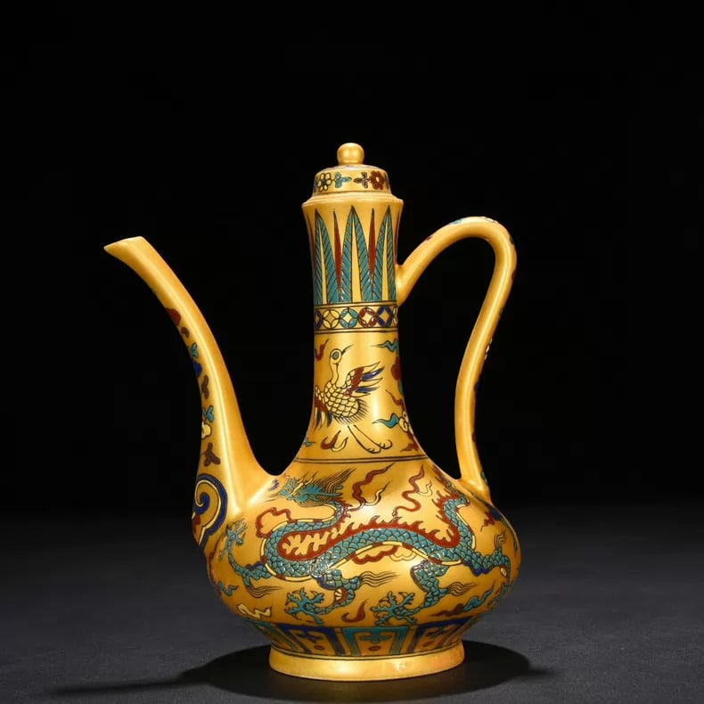 A fine Ming Dynasty Chenghua gold-ground five-color dragon-patterned ewer: Ming Dynasty Chenghua gold-ground five-color dragon-patterned ewer SIZE: 22x17cm (The Dimensions Of All Batches Are Manually Measured.If You Need More Detailed Information, Please Contact Our Customer