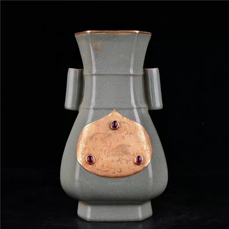 A fine Song Dynasty Qingliang Temple Ru kiln octagonal double-handled vase: Song Dynasty Qingliang Temple Ru kiln octagonal double-handled vase SIZE: 22.5x13cm (The Dimensions Of All Batches Are Manually Measured.If You Need More Detailed Information, Please Contact Our Custo
