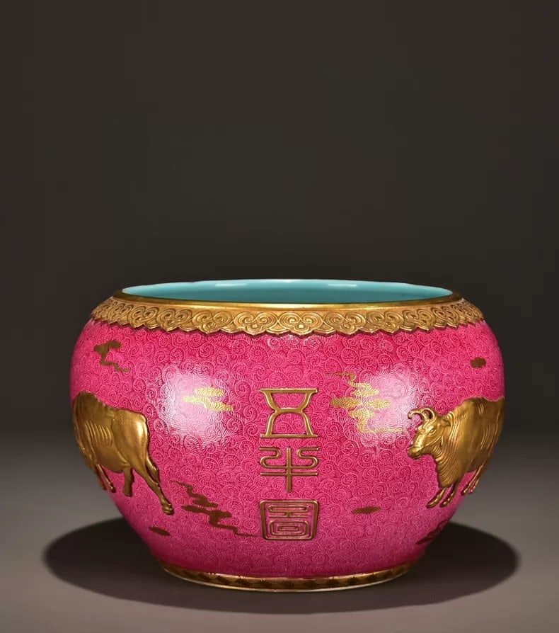 A fine Qing Dynasty Qianlong red ground carved five-oxen gilded scroll vase: Qing Dynasty Qianlong red ground carved five-oxen gilded scroll vase SIZE: 21x31cm (The Dimensions Of All Batches Are Manually Measured.If You Need More Detailed Information, Please Contact Our Custom