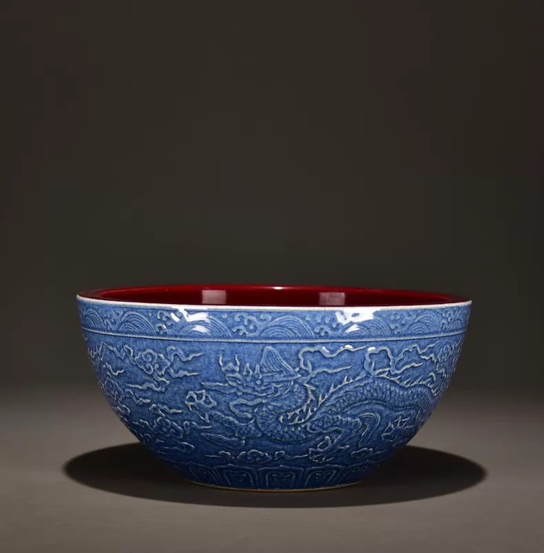 A fine Ming Dynasty Xuande blue-sprinkled carved dragon pattern with a red rinse inside: Ming Dynasty Xuande sprinkled blue carved dragon patterns inside, red and washed with clear red water SIZE: 13x27cm (The Dimensions Of All Batches Are Manually Measured.If You Need More Detailed Infor