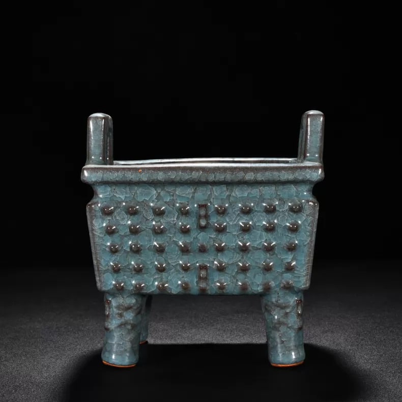 A fine Song Dynasty official kiln celadon with ice crack pattern drum nail cauldron burner: Song Dynasty official kiln celadon ice crack pattern drum-nailed ding burner SIZE: 20x19cm (The Dimensions Of All Batches Are Manually Measured.If You Need More Detailed Information, Please Contact Ou