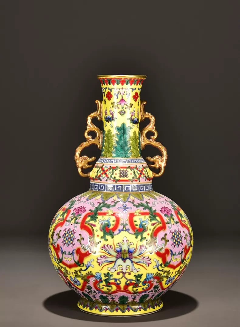 A beautiful Qing Dynasty Qianlong famille rose Ruyi Wandai Chi-Ear Gourd Vase: Qing Dynasty Qianlong Period Pastel Ruyi Longevity Chi-Ear Gourd Vase SIZE: 32x18cm (The Dimensions Of All Batches Are Manually Measured.If You Need More Detailed Information, Please Contact Our Custo