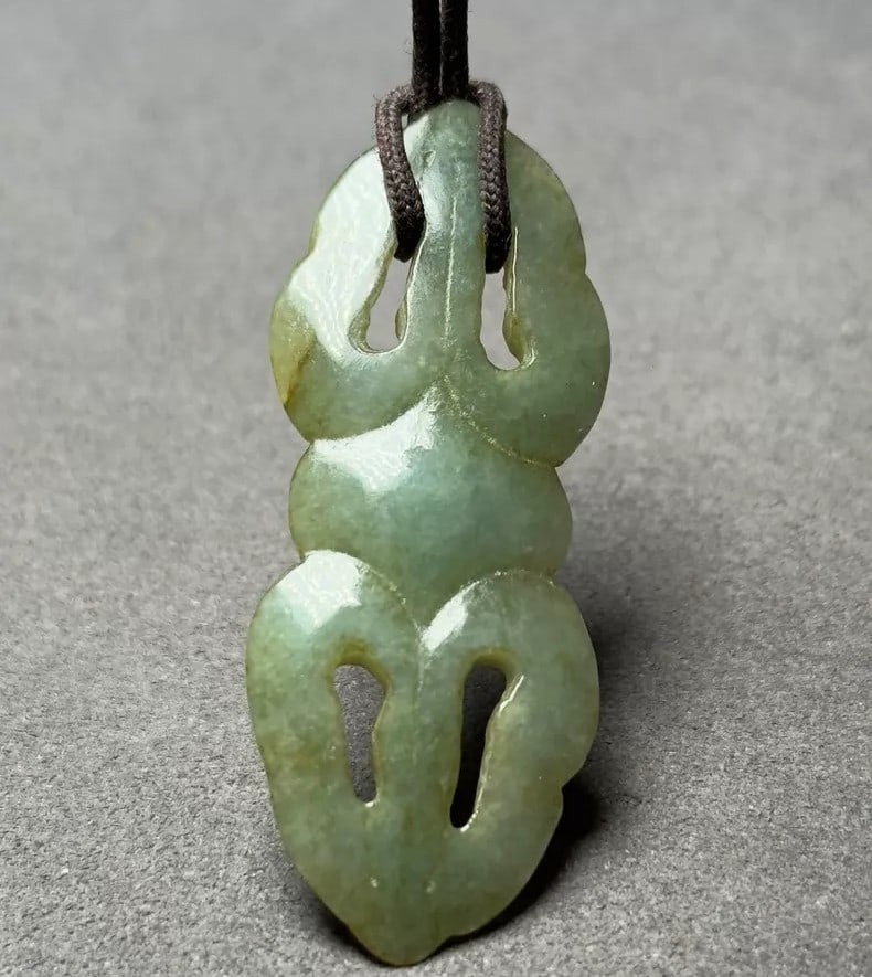 A beautiful Qing Dynasty jadeite vajra pendant: Qing Dynasty jadeite vajra pendant SIZE: 5.3x2.1x0.4cm (The Dimensions Of All Batches Are Manually Measured.If You Need More Detailed Information, Please Contact Our Customer Service Before Bidding.)