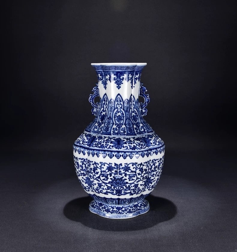A fine Qing Dynasty Qianlong blue-and-white double-handled vase with entwined lotus lotus patterns: Qing Dynasty Qianlong blue-and-white double-handled vase with entwined lotus motifs SIZE: 45x30cm (The Dimensions Of All Batches Are Manually Measured.If You Need More Detailed Information, Please Con