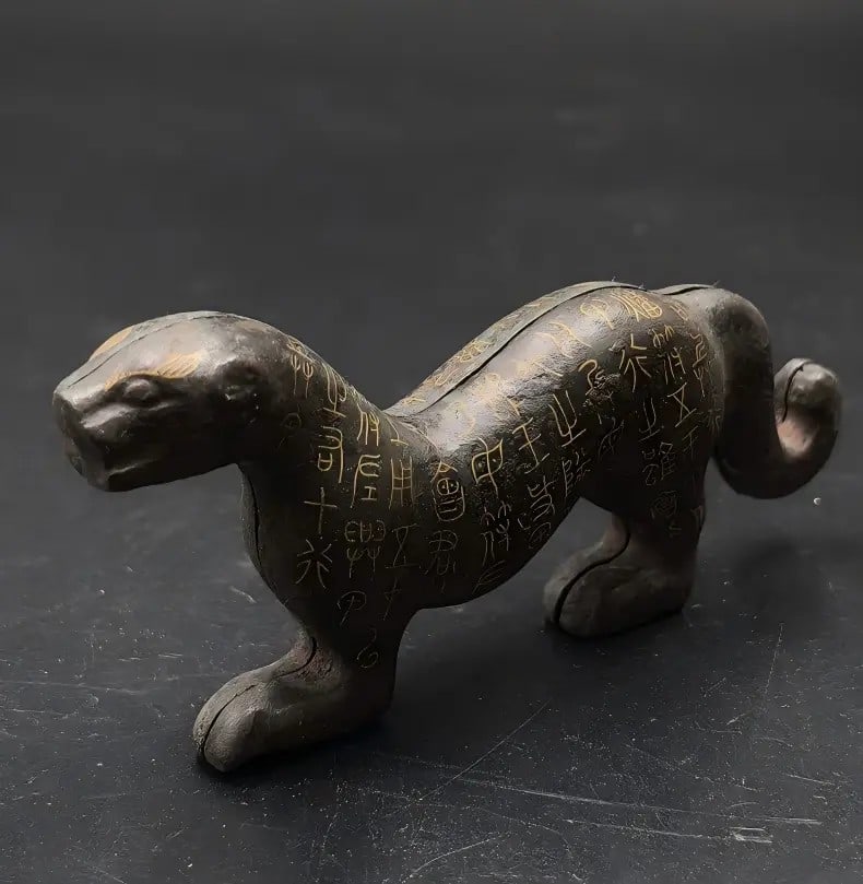 A fine Han Dynasty bronze tiger talisman inlaid with gold (1 of 8)