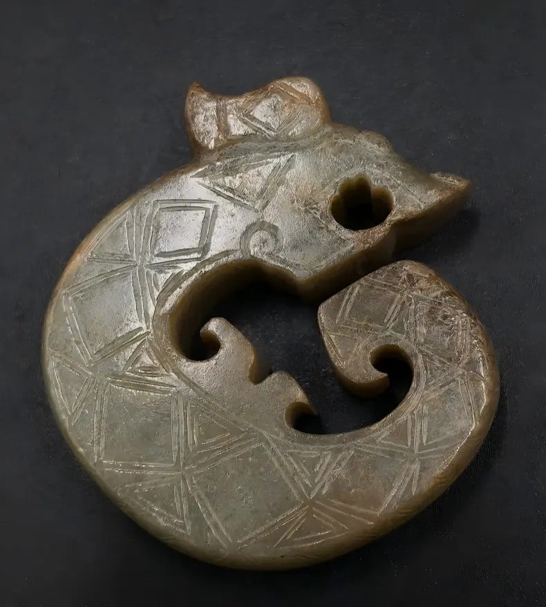 A fine jade dragon-shaped pendant from the Shang and Zhou dynasties (1 of 7)