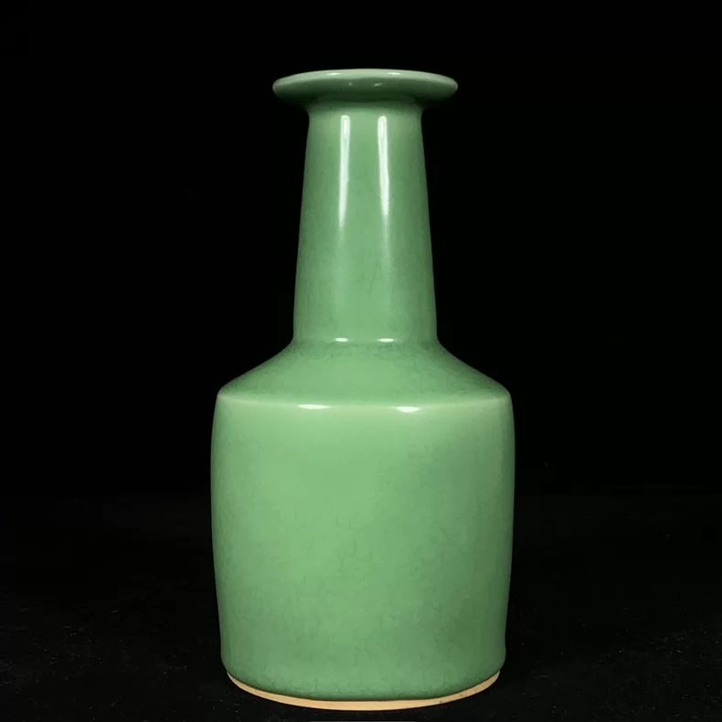 A fine Song Dynasty Longquan kiln plum celadon paper mallet vase: Song Dynasty Longquan kiln plum celadon paper hammer vase SIZE: 22.5x11.5cm (The Dimensions Of All Batches Are Manually Measured.If You Need More Detailed Information, Please Contact Our Customer Serv
