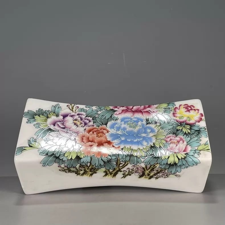 A beautiful famille rose porcelain pillow with blooming flowers and wealth made during the Qianlong: Famille rose Blooming Wealth porcelain pillow made during the Qianlong period of the Qing Dynasty SIZE: L:22cm (The Dimensions Of All Batches Are Manually Measured.If You Need More Detailed Informatio