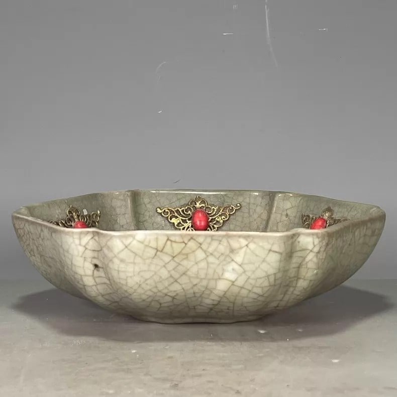 A delicate Song Dynasty six-petal water chestnut flower with a shallow mouth washed on the belly (1 of 6)