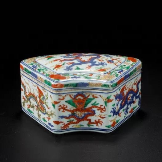 A beautiful square box with five-colored dragon patterns from the Qing Dynasty: Qing Dynasty multicolored dragon-patterned square box SIZE: H: approx. 10cm L: W: approx. 15cm (The Dimensions Of All Batches Are Manually Measured.If You Need More Detailed Information, Please Contac