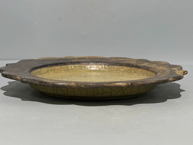 A fine Song Dynasty Ge kiln pallet plate: Song Dynasty Ge kiln Kuikou plate SIZE: D: Approximately 20cm (The Dimensions Of All Batches Are Manually Measured.If You Need More Detailed Information, Please Contact Our Customer Service Before Bid