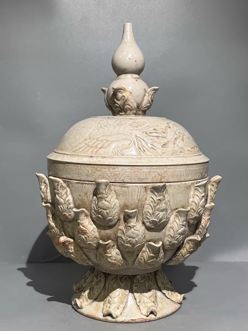 A fine Song Dynasty Ding kiln incense burner: Song Dynasty Ding kiln incense burner SIZE: H:26cm (The Dimensions Of All Batches Are Manually Measured.If You Need More Detailed Information, Please Contact Our Customer Service Before Bidding.)