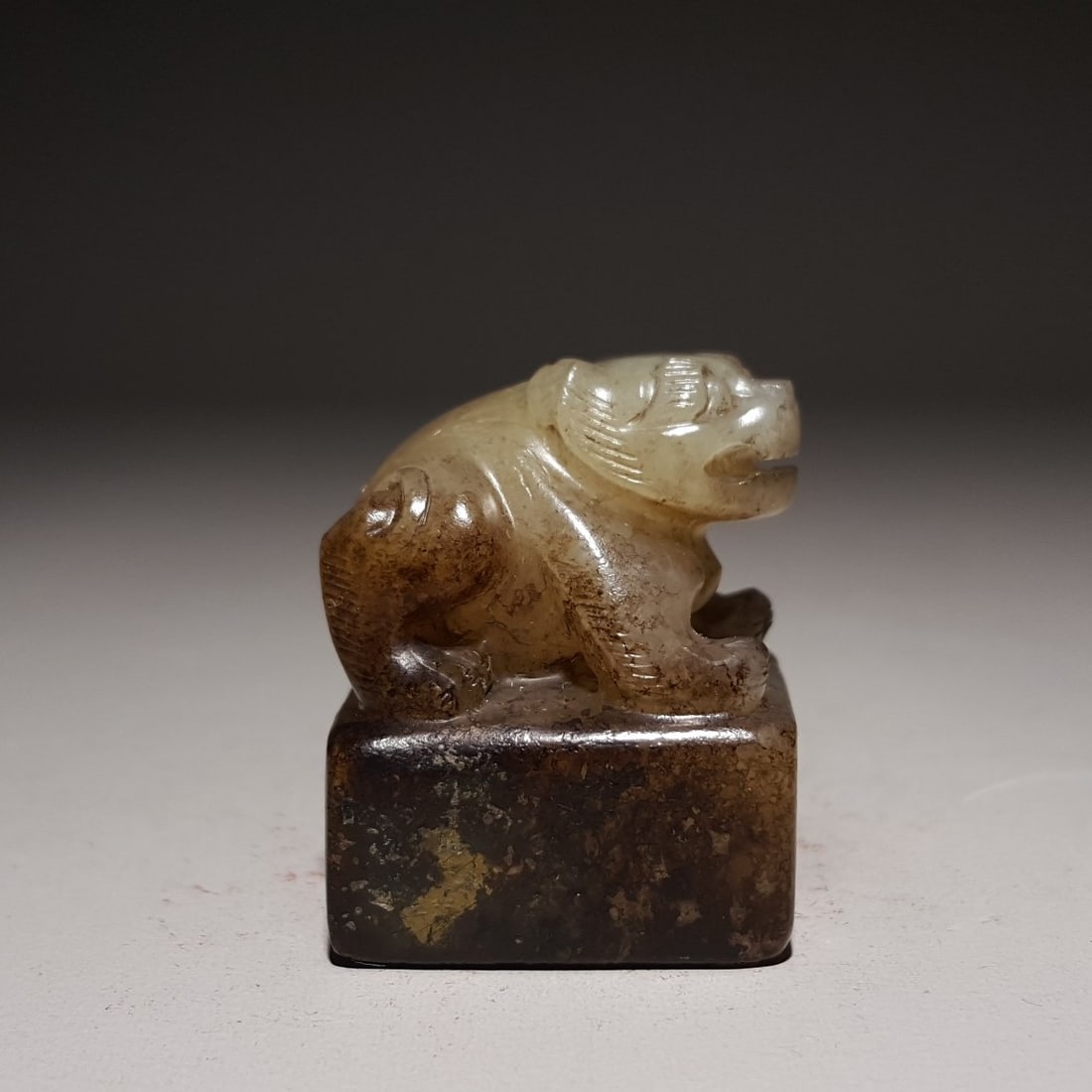 A fine Qing Dynasty Hetian jade bear-knob seal (1 of 9)