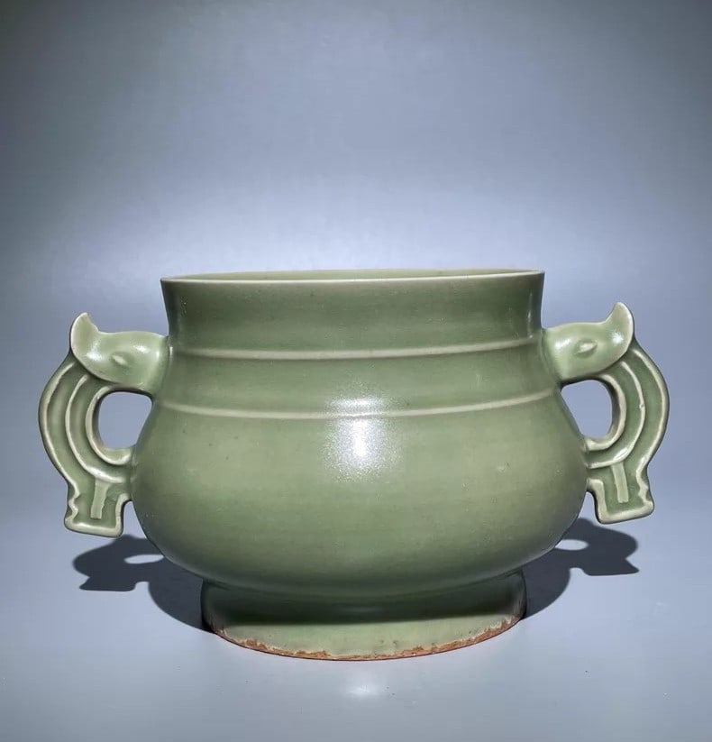 A fine Song Dynasty Longquan kiln powder-celadon double-handled burner: Song Dynasty Longquan kiln powder-celadon double-handled burner SIZE: H: approx. 11cm D: approx. 21cm (The Dimensions Of All Batches Are Manually Measured.If You Need More Detailed Information, Please