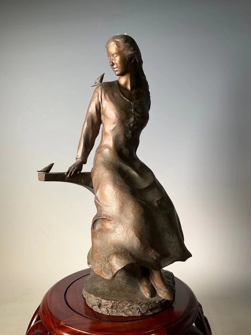 A beautiful piece by Japan's top copper artist Mitsuhiro Daidoji, "Girl Under the Sun": Japan's top bronze artist Mitsuhiro Daidoji's work "Girl Under the Sunshine." SIZE: Overall H: 35cm, W: 18cm (The Dimensions Of All Batches Are Manually Measured.If You Need More Detailed Information,