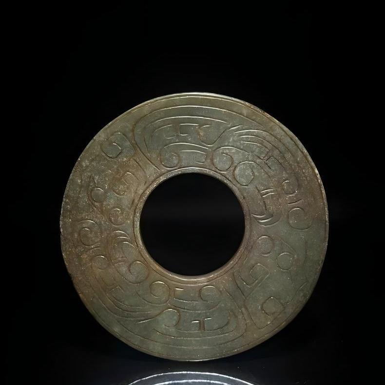 A beautiful ancient Han dynasty jade bi: An ancient jade bi from the Han dynasty SIZE: D: approx. 8.2cm W: approx. 0.6cm W: approx. 31.6g (The Dimensions Of All Batches Are Manually Measured.If You Need More Detailed Information, Please Cont