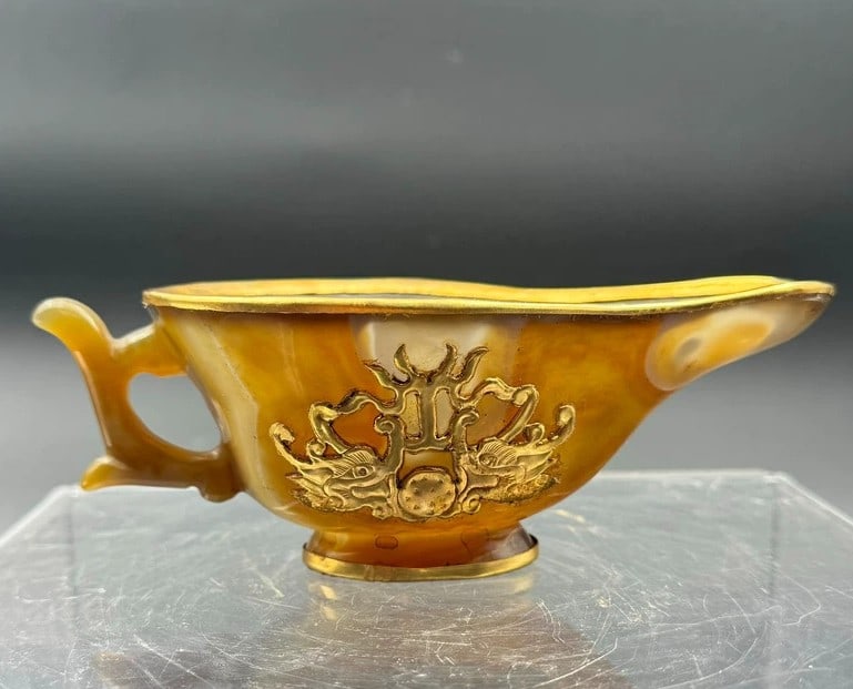 A fine Tang Dynasty gilded agate wine cup (1 of 10)