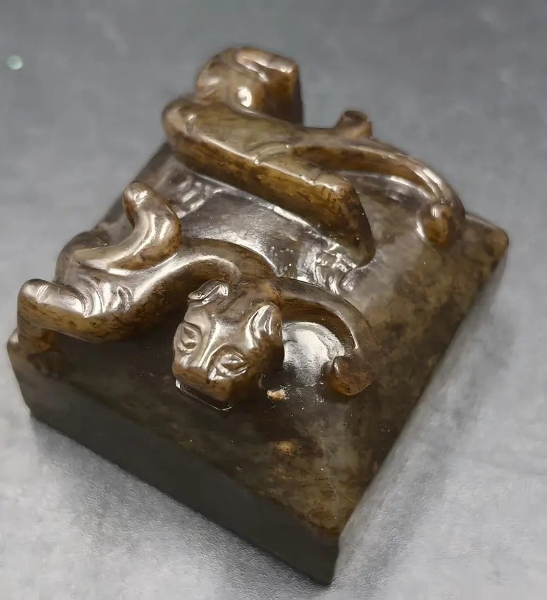 A beautiful Han Dynasty ancient jade seal with a chi dragon knob: Han Dynasty ancient jade seal with dragon knob SIZE: L: approx. 6cm (The Dimensions Of All Batches Are Manually Measured.If You Need More Detailed Information, Please Contact Our Customer Service Befo
