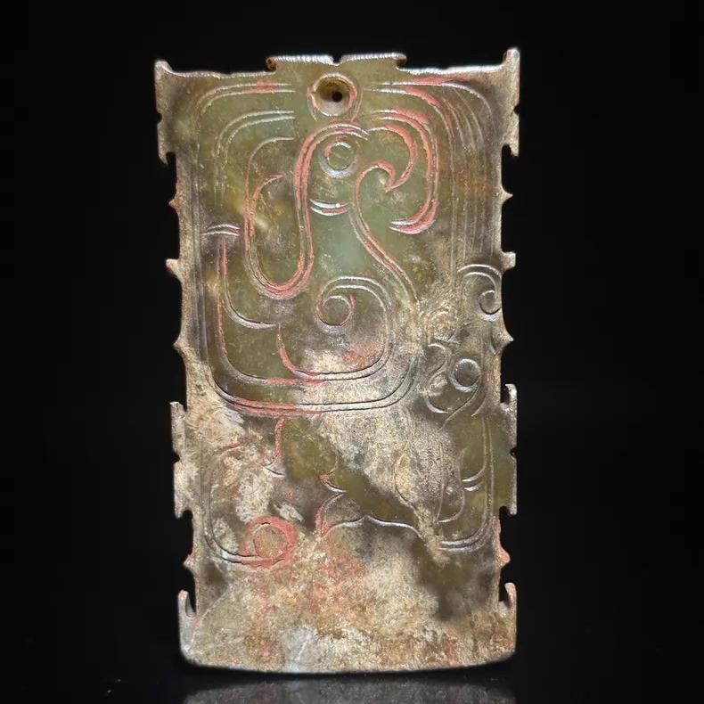 A finely crafted ancient jade phoenix bird patterned handle vessel from the Shang and Zhou dynasties: An ancient jade phoenix bird-patterned handle vessel from the Shang and Zhou dynasties SIZE: approx. 10.59x4.18x0.54cm W: approx. 64.1g (The Dimensions Of All Batches Are Manually Measured.If You Need