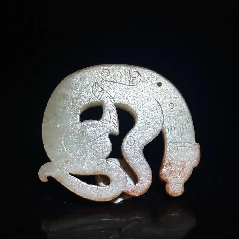 A beautiful ancient Han dynasty jade dragon-shaped pendant: An ancient jade dragon-shaped pendant from the Han dynasty SIZE: approx. 49.4x43.1x6.1mm W: approx. 27.3g (The Dimensions Of All Batches Are Manually Measured.If You Need More Detailed Information, Pl