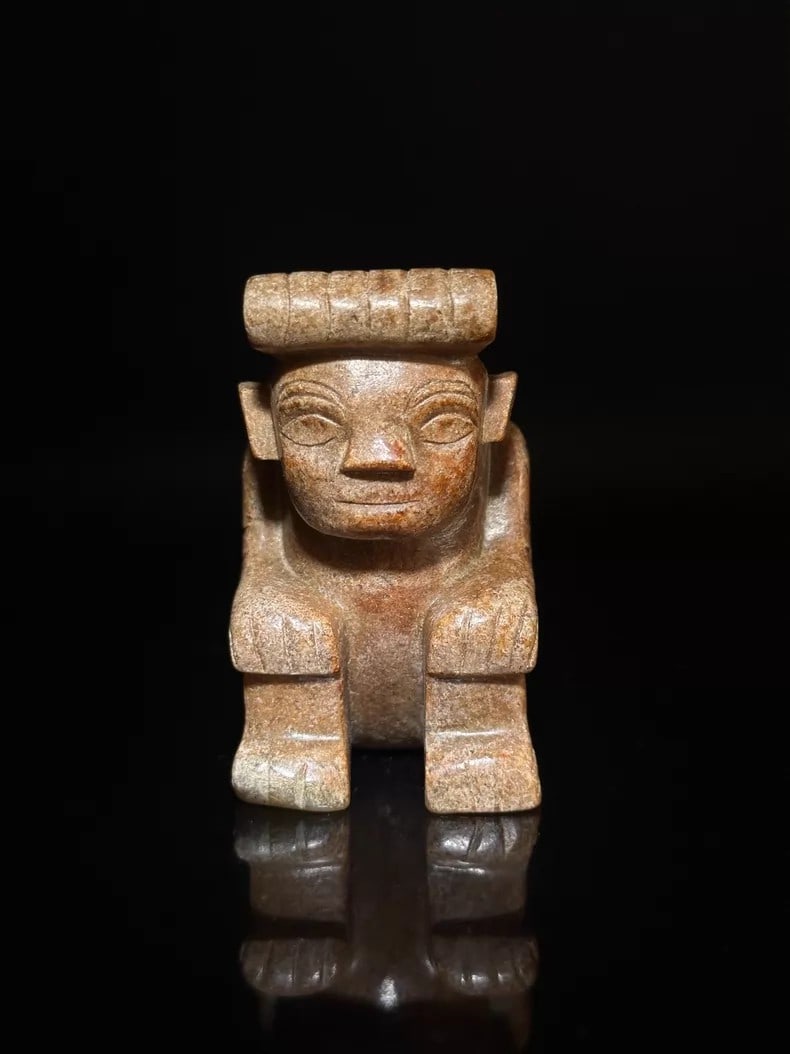 A beautiful ancient Shang and Zhou dynasty jade beast-shaped ornament (1 of 5)