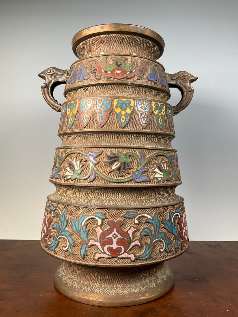 A fine late Qing dynasty copper cloisonne double-handled rotating bottle: A late Qing dynasty copper cloisonne double-handled rotating bottle SIZE: H:30cm W:2914g (The Dimensions Of All Batches Are Manually Measured.If You Need More Detailed Information, Please Contact Our 