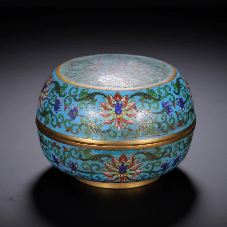 A beautiful Qing Dynasty cloisonne small round box: A small round box of Qing dynasty cloisonne SIZE: L:11cm W:11cm H:7cm (The Dimensions Of All Batches Are Manually Measured.If You Need More Detailed Information, Please Contact Our Customer Service Be