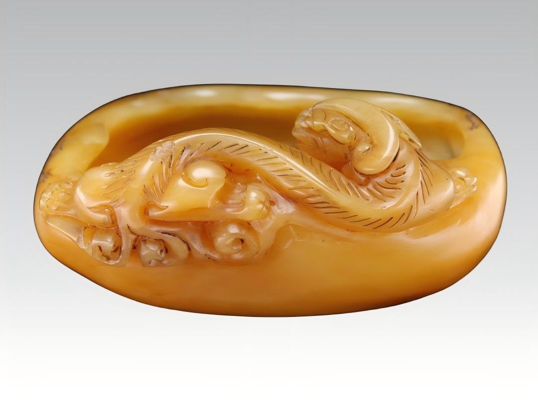 A fine Qing Dynasty Tianhuang stone carved coiled dragon brush washer: A premium Qing Dynasty Tianhuang stone carved coiled dragon brush washer SIZE: 11x9x5cm W:388.3g (The Dimensions Of All Batches Are Manually Measured.If You Need More Detailed Information, Please Cont