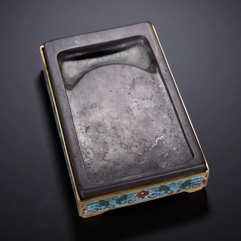A beautiful Qing Dynasty cloisonne rectangular inkstone: A rectangular inkstone made of cloisonne from the Qing Dynasty SIZE: L:19cm W:13cm H:5cm (The Dimensions Of All Batches Are Manually Measured.If You Need More Detailed Information, Please Contact Our 