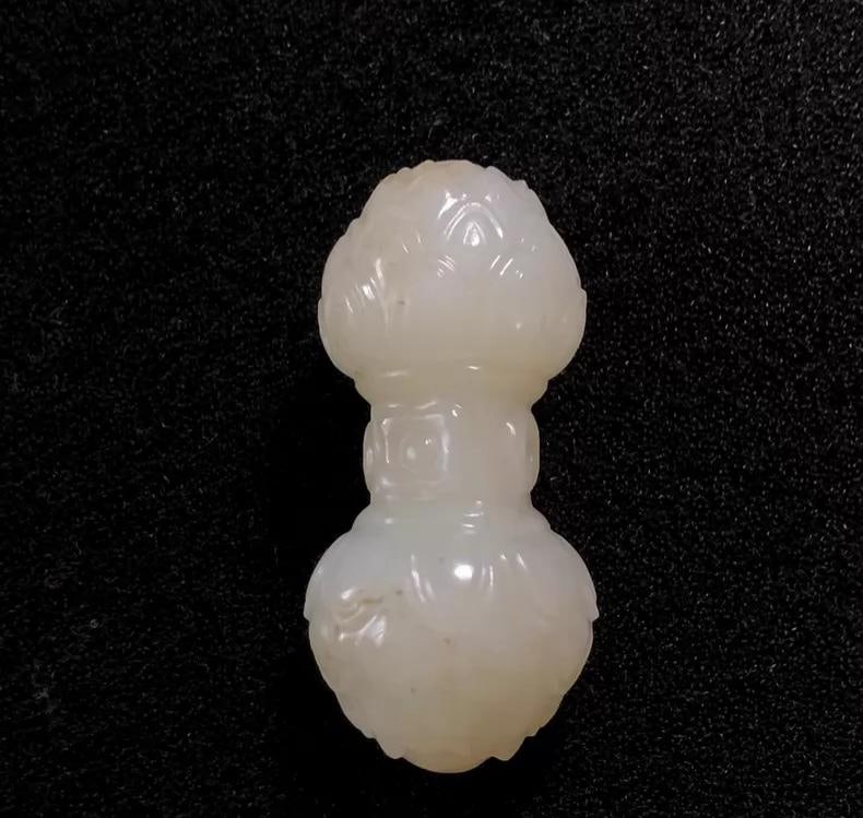 A fine Ming Dynasty Hetian jade demon-subduing pestle: Ming Dynasty Hetian jade demon-subduing pestle SIZE: L:3.8cm D:1.8cm W:15.8g (The Dimensions Of All Batches Are Manually Measured.If You Need More Detailed Information, Please Contact Our Customer Ser