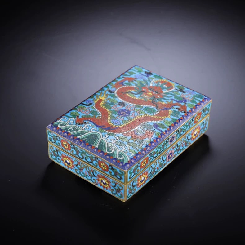A beautiful Qing Dynasty cloisonne dragon-patterned square box - 2