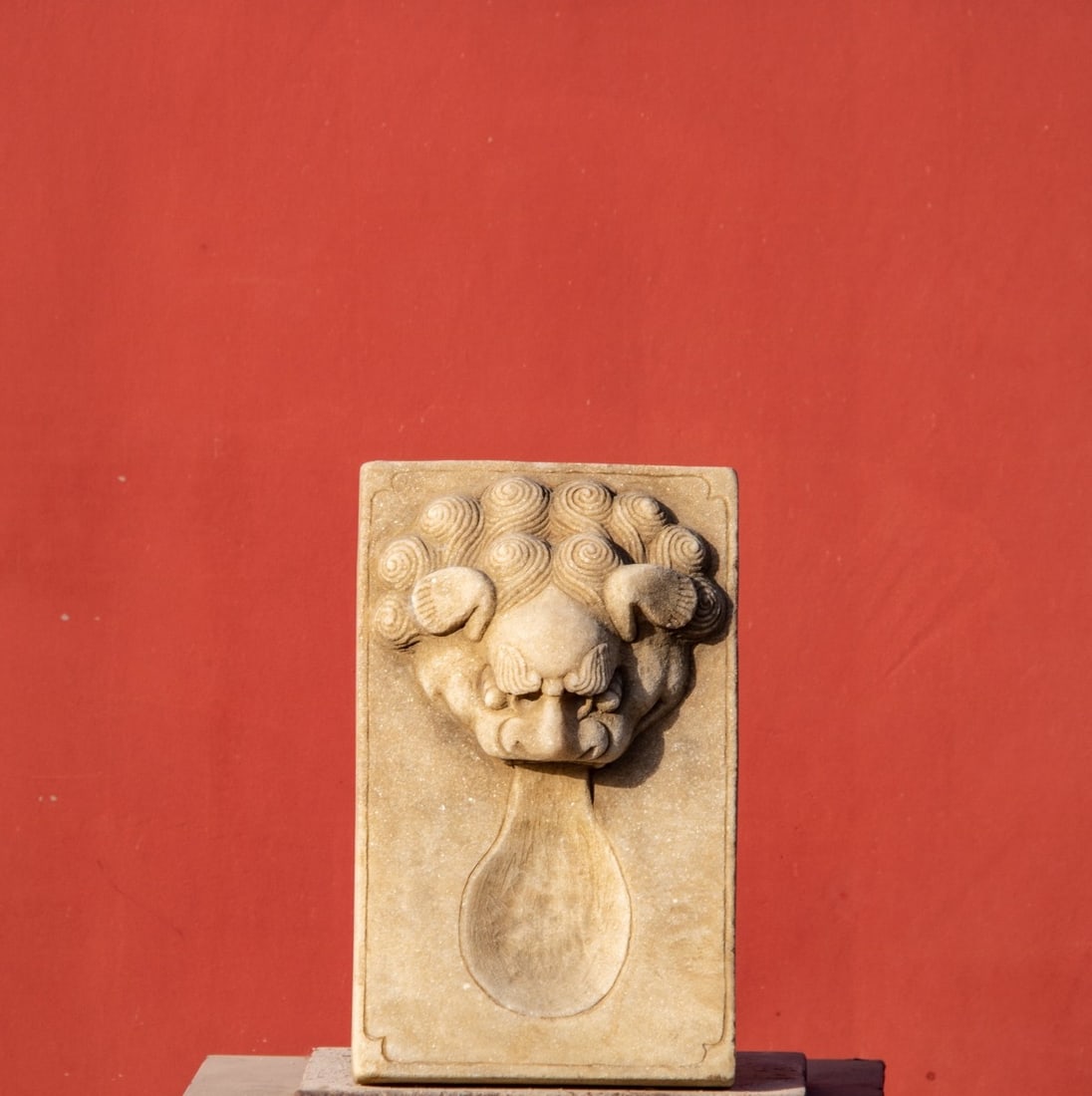 A fine Han dynasty white jade lion-head inkstone: Han dynasty white jade lion-head inkstone SIZE: L:35cm W:22cm H:10cm (The Dimensions Of All Batches Are Manually Measured.If You Need More Detailed Information, Please Contact Our Customer Service Bef
