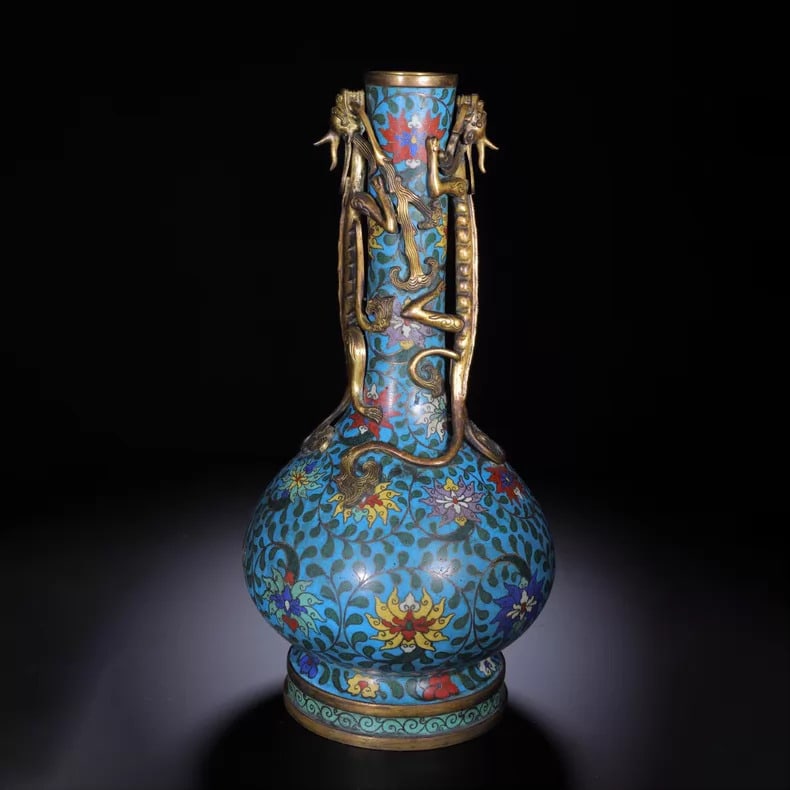 A fine Qing Dynasty gilt copper cloisonne enamel coiled dragon vase: Qing Dynasty copper gilt cloisonne cloisonne enamel coiled dragon vase SIZE: Width H: 37cm, L: W: Both 20cm (The Dimensions Of All Batches Are Manually Measured.If You Need More Detailed Information, 