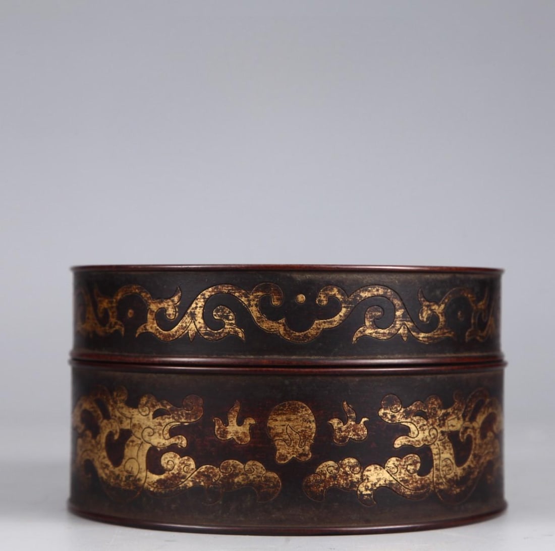 A fine Ming Dynasty gilded Qilin auspicious pattern lid box: Ming Dynasty gilded qilin auspicious pattern lid box SIZE: H:8.5cm D:14.8cm W:4kg (The Dimensions Of All Batches Are Manually Measured.If You Need More Detailed Information, Please Contact Our Custome