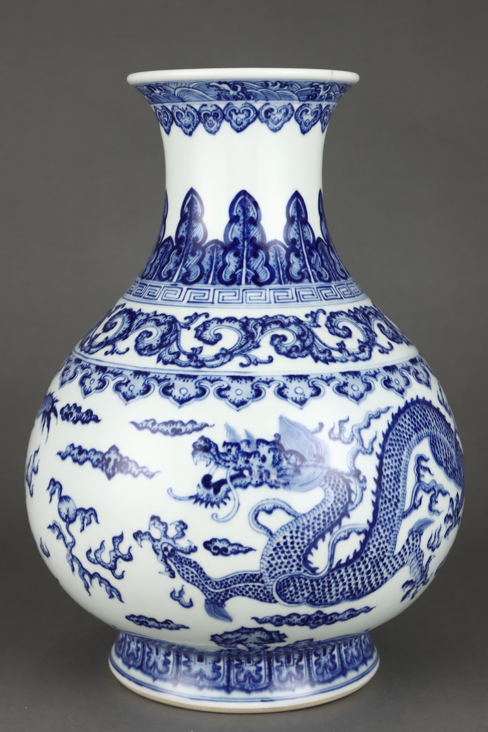 A beautiful Qing Dynasty blue-and-white dragon-patterned vase: Qing Dynasty blue-and-white dragon-patterned vase SIZE: H:29.5cm D:22cm (The Dimensions Of All Batches Are Manually Measured.If You Need More Detailed Information, Please Contact Our Customer Service 
