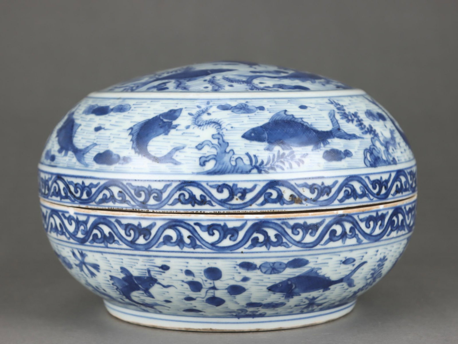 A beautiful large Qing dynasty blue-and-white bouquet box: Qing Dynasty blue-and-white large box SIZE: H:12cm D:18.2cm (The Dimensions Of All Batches Are Manually Measured.If You Need More Detailed Information, Please Contact Our Customer Service Before Biddi