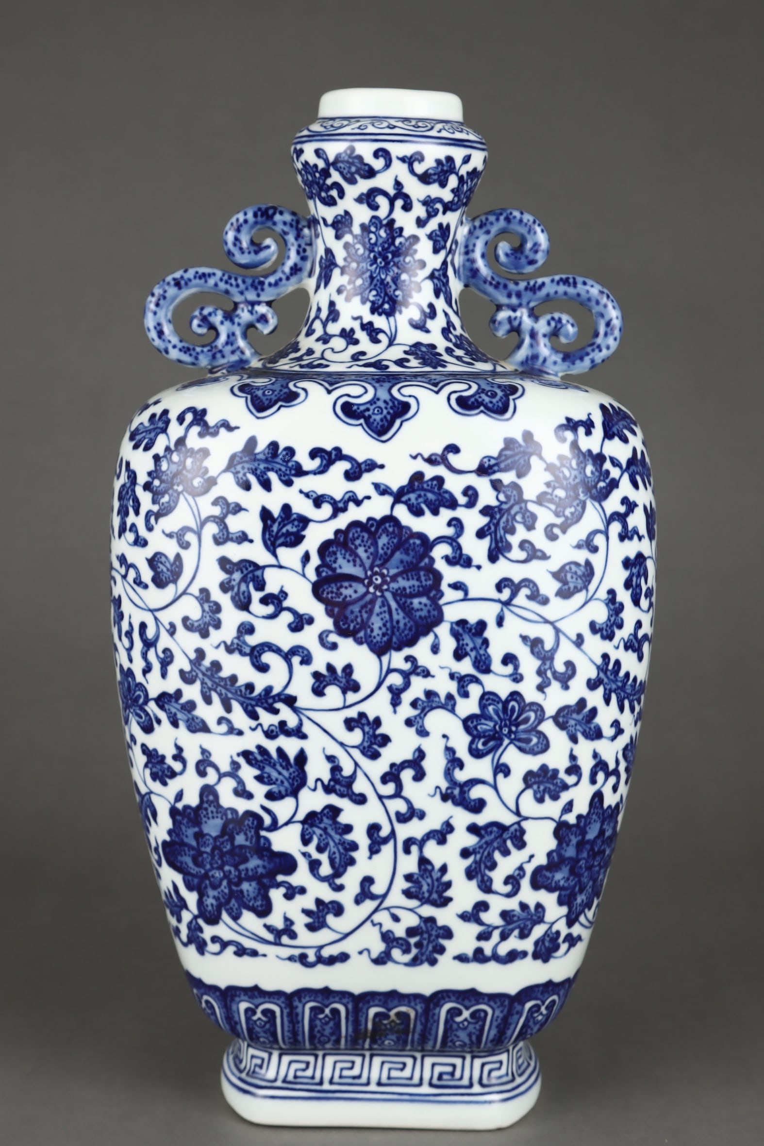 A fine Qing Dynasty blue-and-white entwined vase: Qing Dynasty blue-and-white entwined vase SIZE: H:35cm D:18cm (The Dimensions Of All Batches Are Manually Measured.If You Need More Detailed Information, Please Contact Our Customer Service Before Bid