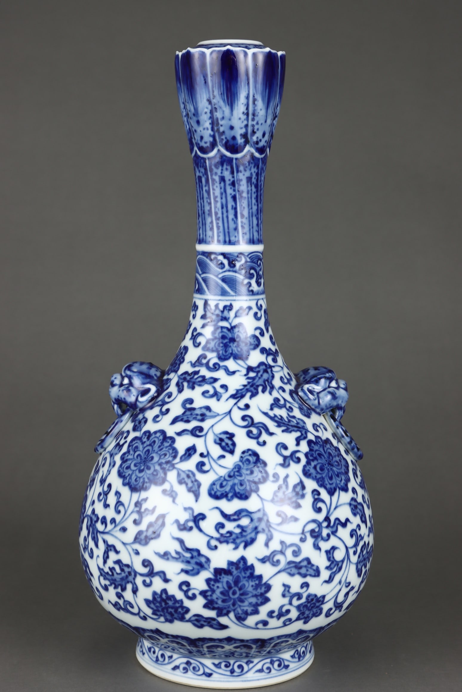 A fine Qing Dynasty blue-and-white long-necked vase (1 of 9)