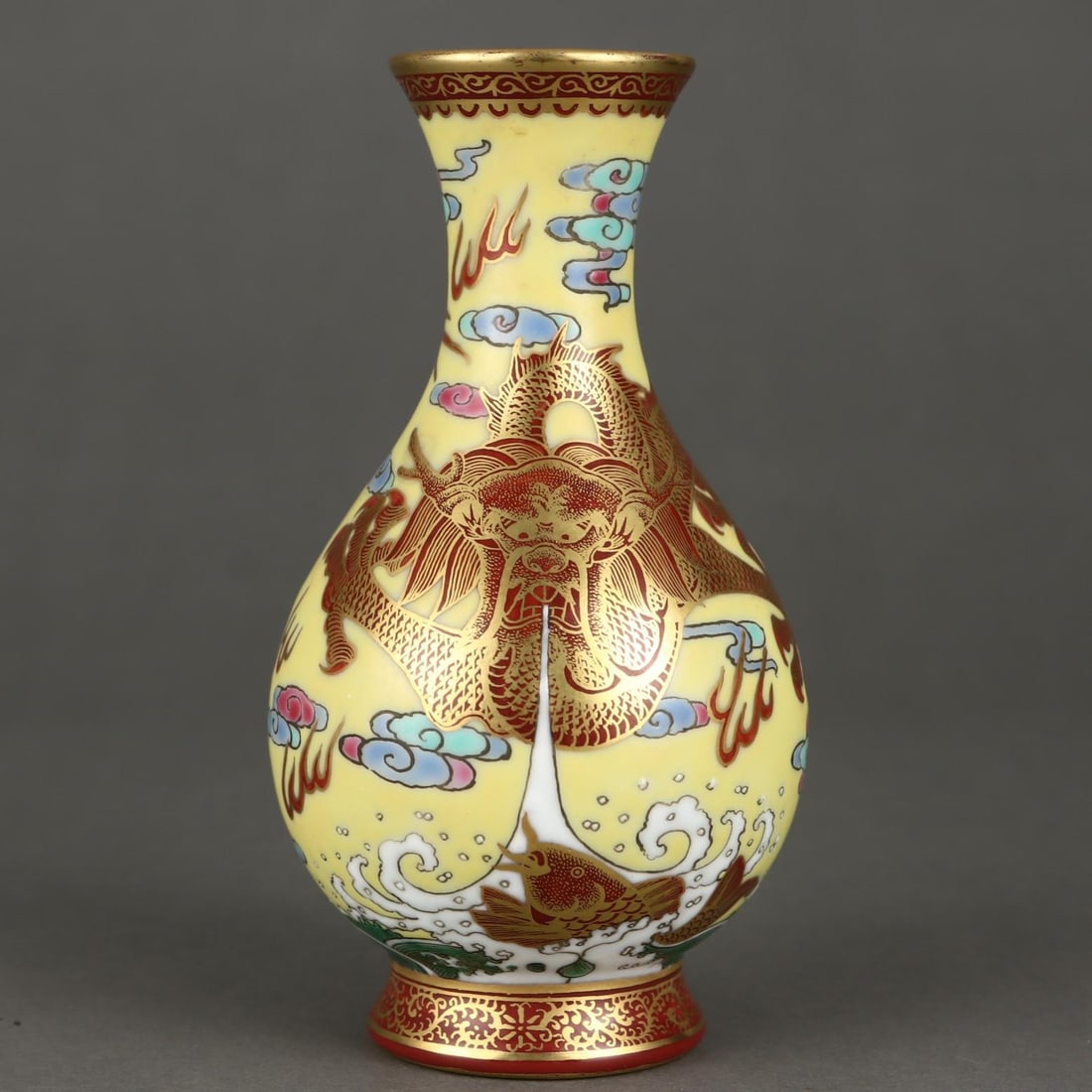 A beautiful Qing Dynasty pastel vase: A famille rose vase from the Qing Dynasty SIZE: H:13.2cm D:7.5cm (The Dimensions Of All Batches Are Manually Measured.If You Need More Detailed Information, Please Contact Our Customer Service Before 