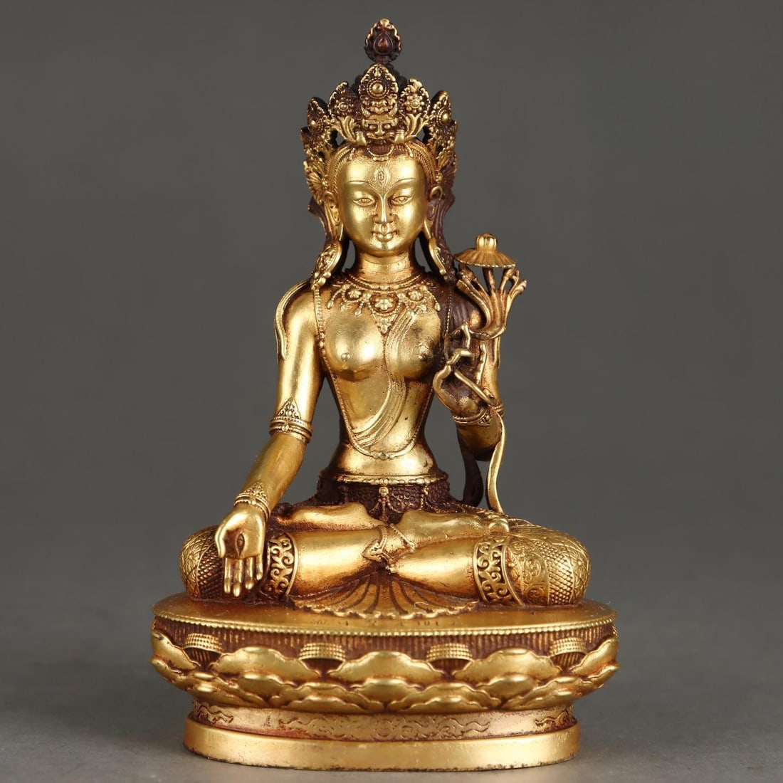 A fine Ming Dynasty bronze gilded white seated statue of Tara: Ming Dynasty purple bronze gilt white seated Tara statue SIZE: H:10.5cm W:7.6cm W:0.6kg (The Dimensions Of All Batches Are Manually Measured.If You Need More Detailed Information, Please Contact Our C