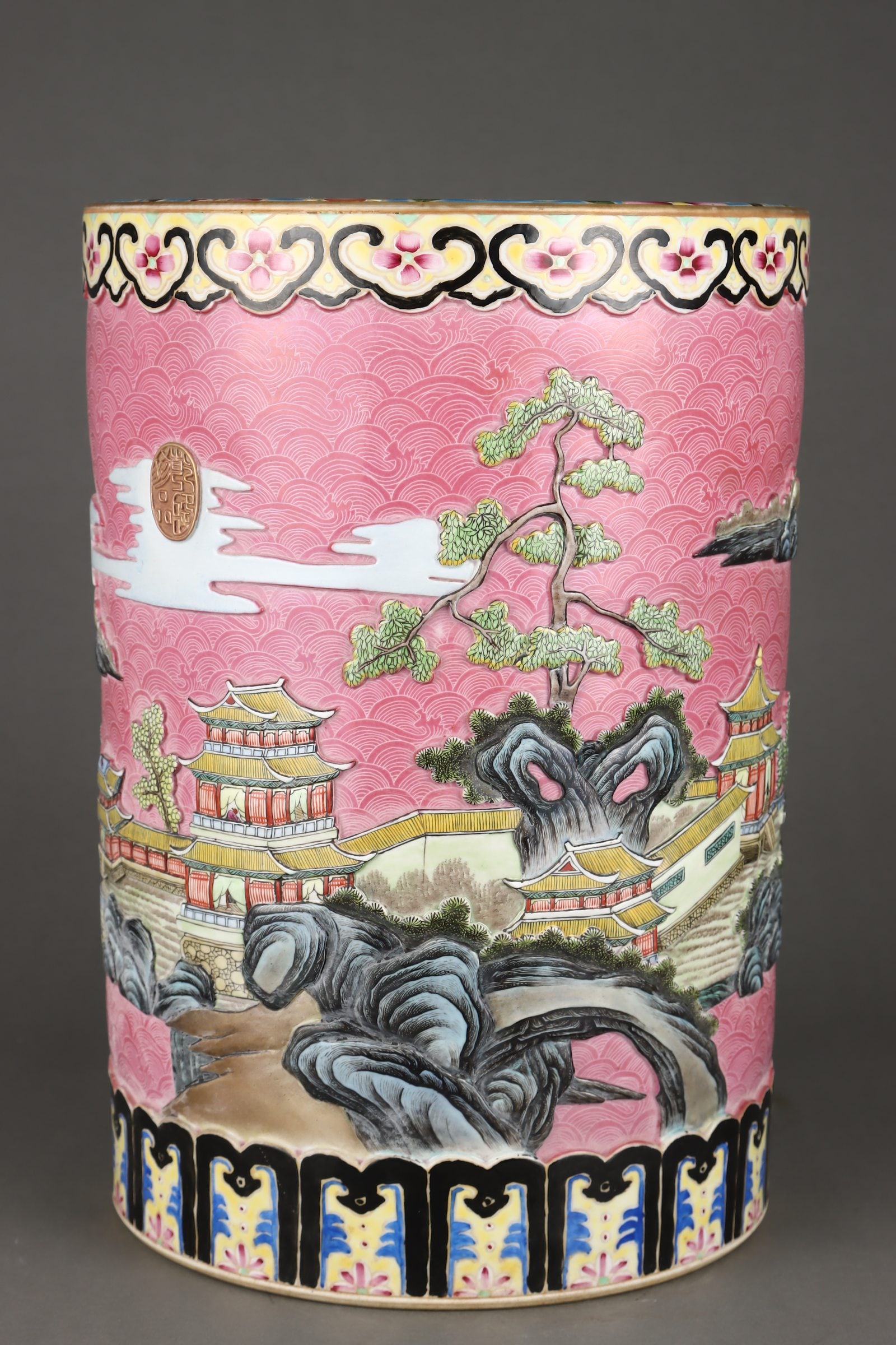 A fine brush pot with Qing dynasty landscape pavilion patterns: A brush pot with landscape pavilion patterns from the Qing Dynasty SIZE: H:37cm D:26.5cm (The Dimensions Of All Batches Are Manually Measured.If You Need More Detailed Information, Please Contact Our 