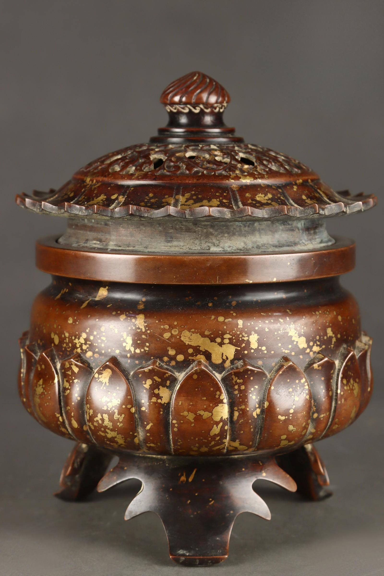 A fine Ming Dynasty copper incense burner with golden lotus petal patterns: Ming Dynasty copper incense burner with golden lotus petal patterns SIZE: H:18cm D:12.8cm W:3.2kg (The Dimensions Of All Batches Are Manually Measured.If You Need More Detailed Information, Please Con