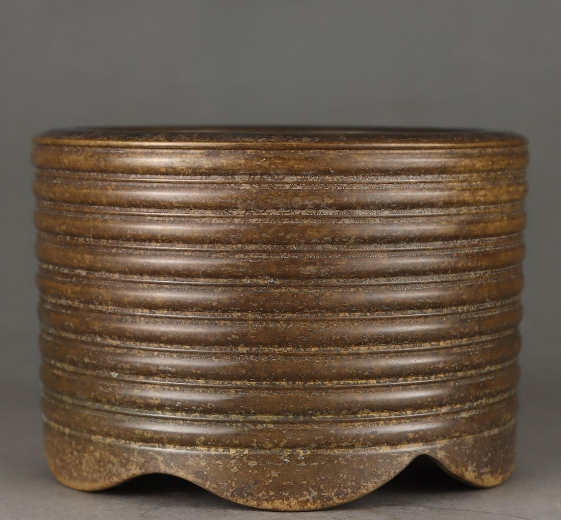 A fine Ming Dynasty nine-string, nine-thought tube-style censer: Ming Dynasty Nine-String Nine Thought Tube Furnace SIZE: H:7.8cm D:11.8cm W:1.4kg (The Dimensions Of All Batches Are Manually Measured.If You Need More Detailed Information, Please Contact Our Custome