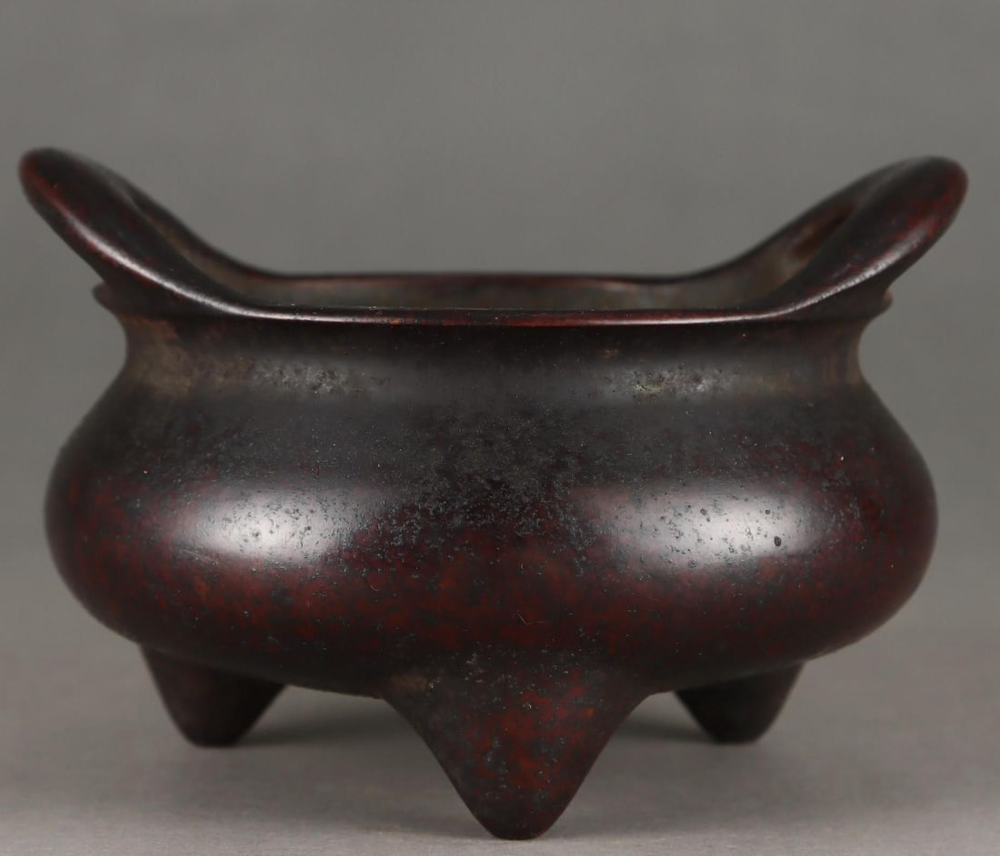 A fine Ming Dynasty bridge-ear burner: Ming Dynasty bridge-ear incense SIZE: H:9.8cm D:12.3cm D:14cm Ear pitch 14.5cm W:1.8kg (The Dimensions Of All Batches Are Manually Measured.If You Need More Detailed Information, Please Contact Our Cu