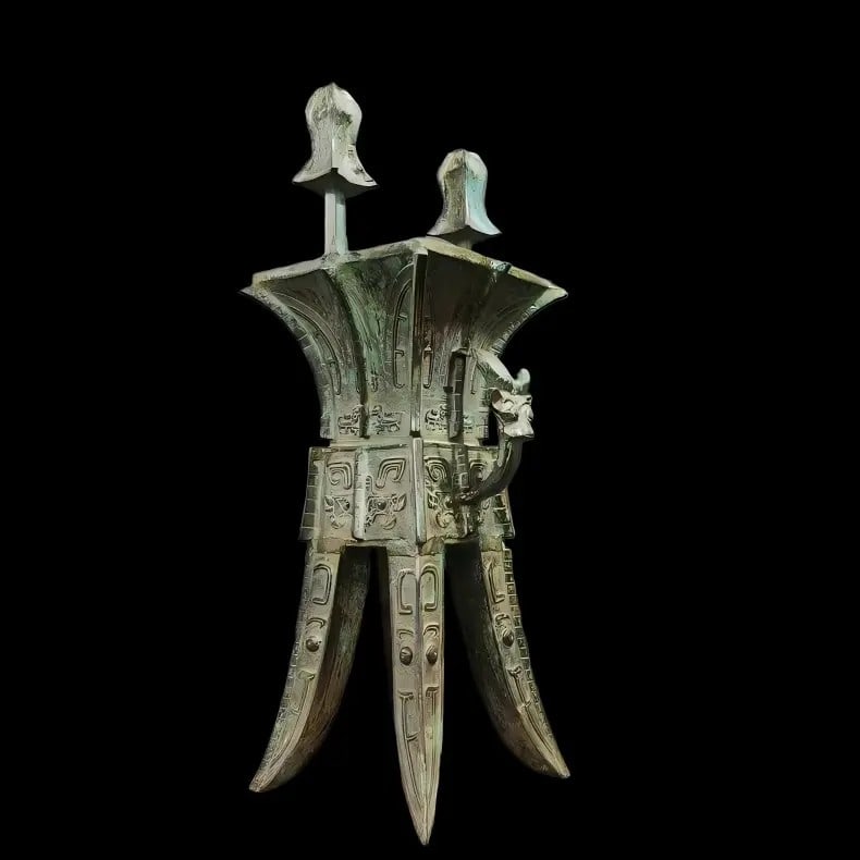A fine Shang Dynasty bronze Fuhao Fangjia: The Shang dynasty bronze ladle was fond of square jias SIZE: H:36cm L:15cm W:15cm W:2300g (The Dimensions Of All Batches Are Manually Measured.If You Need More Detailed Information, Please Contact Our